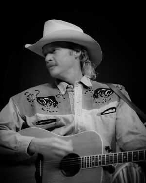 Alan Jackson Instagram - “If there’s a heaven here on earth, I think we’ve found it.
If this ain’t love, we’re dancin’ all around it...” 🎶 #DancinAllAroundIt

📸: Kyle Jones