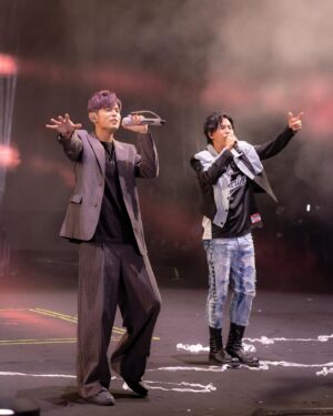 Alan Kuo Instagram - I feel very amazed everytime I get to go to these concert tours with my big bro @jaychou . Truly appreciate this wonderful opportunity. 🫶🏼🫶🏼🫶🏼
#周杰倫 #周杰倫嘉年華世界巡迴演唱會