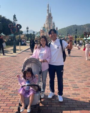 Alan Kuo Instagram - 猜猜誰玩的比較開心？😜
#DisneyLand #HongKong #familytime