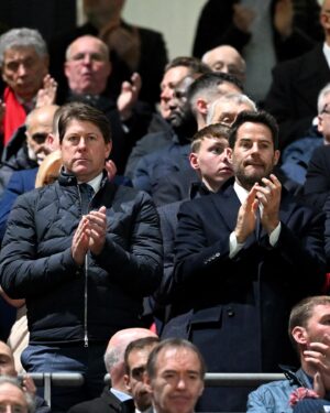 Alan Shearer Instagram - Members of our EURO 96 squad honour the life of Terry Venables at today’s game ❤️