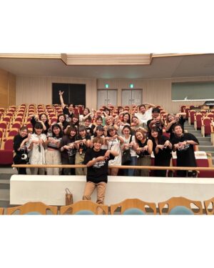 Alan Shirahama Instagram - 【EXPG STUDIO MATSUYAMA FINAL SHOW】
生徒の皆んなと最後のダンスを踊ってきました。

僕が初めて
ダンス、歌、演技を学んだのも
この世界に入るきっかけになった
オーディションを受けたのも
この松山校でした。

EXILEがやってるダンススタジオが
銀天街に出来たと当時、愛媛県民の中で
大きな話題になり
同級生とスクールの前に行っては
こっそり覗いたり、チラシを手にしたり
中はどうなってるんだろうと想像を膨らまし一緒にたりして、
夢に溢れてとても眩しく見えていました。

何の取り柄もなかった僕も
勇気を出して足を踏み入れてからは
毎日レッスンに打ち込み
先生達や仲間と笑い合い、夢を語り、
希望に胸を躍ら今の僕を作り上げてくれたと心から感じます。

ショッピングモールで初めて人前で踊った
銀河鉄道999
あの時は振付を踊れてるのか踊れてないのかも分からないくらい必死でしたが、
この最後のステージでは
生徒皆んなの最高の表情を
見ながら踊る事ができて
とても幸せでした！✨

そして、
僕の歴史と共に選んだ楽曲や
演出を見ていて、
あっ頑張ってきて本当に良かったと
感じました。

ありがとう松山校！！
生徒の皆んなもまたいつかどこかで
一緒に踊ろう！

皆んなの夢が叶いますように...💫

一枚目📸
初めてのショッピングモールでのダンスの日に見に来てくれた弟と

二枚目📸
最後に大きな笑顔の生徒の皆んな

三枚目📸
一緒に汗を流した元松山校の皆と！