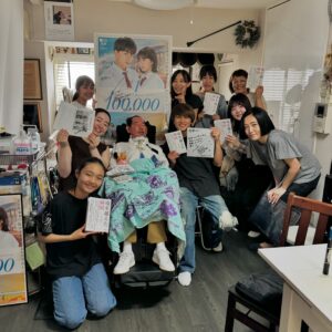 Alan Shirahama Instagram - ALS当事者であり、
「NPO法人 境を越えて」の理事長も務めている
岡部宏生さん、団体の皆さん、介助者の皆さんにお会いしてきました✨
皆さん何度もライブにも足を運んでくださったり、
自分の活動に励まされているとありがたい言葉を沢山頂きました。

この団体の活動を通して
これから保健、医療、福祉を目指す学生の皆さん、
今この時代を生きる皆さんに
ALS等の難病当事者への理解や問題など知ってもらえると嬉しいです。
そして、支援の輪が広がる事を祈ってます🤝

また最新のコラム集に
自分も寄稿させて頂いたので
読んでもらえると嬉しいです📚

詳しい活動内容などは
@sakaiwokoete_official をフォローお願いします🙏