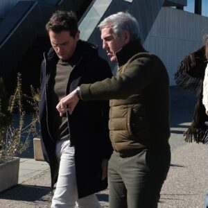 Albert Rivera Instagram - Pasar un fin de semana con buenos amigos es maravilloso, y hacerlo en la Ribera del Duero es una bendición. Pero si además, @josemoroes es tu anfitrión, es un auténtico lujo, una experiencia única.

Nadie como él conoce la evolución del vino español, no hay mejor embajador, y sinceramente, nunca he escuchado a nadie que hable con tanto conocimiento y a la vez con tanta pasión y amor sobre el vino y su cultura. 

Gracias José y a toda tu gente de @cepa21bodegas por vuestra amabilidad y generosidad, y 
enhorabuena por estar enamorado de lo que llevas haciendo más de 30 años con uno de los mejores proyectos vinícolas de España. Después de estos días sabemos un poco más de vino y amamos un poco más nuestros Ribera del Duero, sin duda, uno de los mejores vinos tintos del mundo. 

¡Nos vemos pronto, amigo! 

#España #Riberadelduero #vino #CastillayLeon #Peñafiel #Valladolid #bodegas