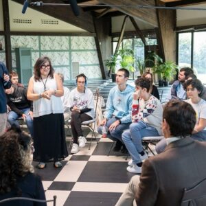 Albert Rivera Instagram - Fue una experiencia única con personas únicas. GRACIAS a los 30 maravillosos entrevistadores y a sus familias por haberme permitido el lujo de aprender a vuestro lado. Aunque el TEA os limite en  algunas habilidades, sin duda habéis demostrado que tenéis otras mejor que los demás. Sois una lección de vida. 
Aquí os dejo algunas de los mejores instantes del making of del programa @100x100unicos . 

#autismo 
#television