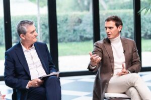 Albert Rivera Instagram - Fue una experiencia única con personas únicas. GRACIAS a los 30 maravillosos entrevistadores y a sus familias por haberme permitido el lujo de aprender a vuestro lado. Aunque el TEA os limite en  algunas habilidades, sin duda habéis demostrado que tenéis otras mejor que los demás. Sois una lección de vida. 
Aquí os dejo algunas de los mejores instantes del making of del programa @100x100unicos . 

#autismo 
#television