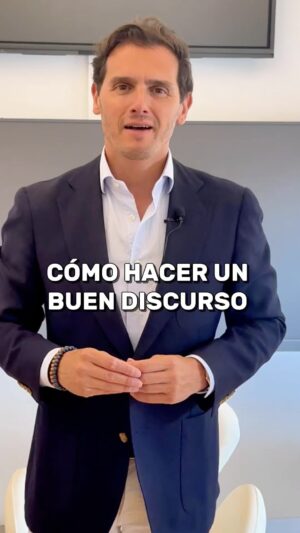 Albert Rivera Instagram - Hoy comparto con vosotros 3 consejos útiles para crear un buen discurso ¿qué consejo añadirías tú? Me encantaría leeros en los comentarios.

Por cierto, comparte estas recomendaciones con las personas que tengan que hablar en público en su trabajo, seguro que te lo agradecerán.

1.	Interioriza tu discurso.

No hay atajos. Si no quieres verte obligado a exponer leyendo tus notas, deberás preparar a conciencia tu discurso e interiorizarlo antes de exponerlo y seguir tan solo un pequeño guión. Pruébalo, ganarás mucha naturalidad y credibilidad. 

2.	Utiliza las herramientas de la oratoria para captar la atención y ser más dinámico.

Preguntas retóricas, storytelling, uso efectivo de la voz, sentido del humor, anécdotas, ejemplos… 

La atención humana parece ser cada vez más limitada ante el bombardeo de información, por lo que si no sabes como captarla dejarán de escucharte cuando hables en público.

3.	Menos, es más.

Mejor pocos mensajes, pero efectivos, que muchos, pero ineficaces.
Identifica los puntos clave de tu discurso y centra en ellos tu comunicación.

Si quieres aprender a comunicar de manera profesional, con un claustro irrepetible, te recomiendo que visites el siguiente link.

*Últimas plazas 
Programa “Cómo Comunicar en Público” en el @instituto de liderazgo

https://institutouniversitarioliderazgo.universidadcisneros.es/ 

¡Te esperamos!

De Líderes para Líderes.

#comunicacion #hablarenpublico #oratoria #liderazgo #formacion #universidad
