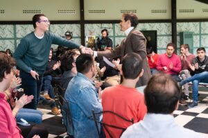 Albert Rivera Instagram - Fue una experiencia única con personas únicas. GRACIAS a los 30 maravillosos entrevistadores y a sus familias por haberme permitido el lujo de aprender a vuestro lado. Aunque el TEA os limite en  algunas habilidades, sin duda habéis demostrado que tenéis otras mejor que los demás. Sois una lección de vida. 
Aquí os dejo algunas de los mejores instantes del making of del programa @100x100unicos . 

#autismo 
#television
