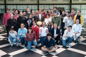 Albert Rivera Instagram - Fue una experiencia única con personas únicas. GRACIAS a los 30 maravillosos entrevistadores y a sus familias por haberme permitido el lujo de aprender a vuestro lado. Aunque el TEA os limite en  algunas habilidades, sin duda habéis demostrado que tenéis otras mejor que los demás. Sois una lección de vida. 
Aquí os dejo algunas de los mejores instantes del making of del programa @100x100unicos . 

#autismo 
#television