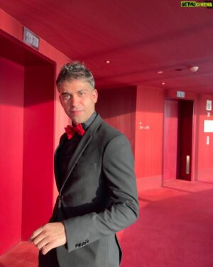 Albert Salazar Instagram - Ayer en la @peopleinredgala ❤️ y las vistas de @wbarcelona 💙