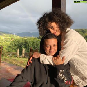 Albert Salazar Instagram - Calceto en el techo, colchon en el suelo, broder broder broder Esta gente se ha convertido en mi familia en muy poco tiempo. En 2 dias se estrena @elinternado_lascumbres espero que la disfrutéis tanto como la hemos disfrutado nosotros grabándola. Os quiero familia!💙