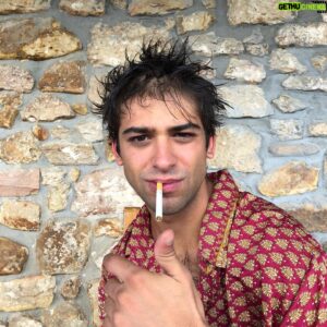 Albert Salazar Instagram - Calceto en el techo, colchon en el suelo, broder broder broder Esta gente se ha convertido en mi familia en muy poco tiempo. En 2 dias se estrena @elinternado_lascumbres espero que la disfrutéis tanto como la hemos disfrutado nosotros grabándola. Os quiero familia!💙
