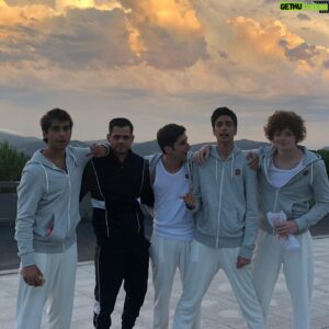 Albert Salazar Instagram - Calceto en el techo, colchon en el suelo, broder broder broder Esta gente se ha convertido en mi familia en muy poco tiempo. En 2 dias se estrena @elinternado_lascumbres espero que la disfrutéis tanto como la hemos disfrutado nosotros grabándola. Os quiero familia!💙