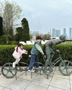 Alberto Mondi Instagram - 18년 전 처음 아내와 만났던 대련에 가족 모두 여행 다녀 왔어요! 아이들에게 우리가 만난 대련외대, 자주 갔던 가게, 자주 다니던 길을 걸으며 추억을 나누었어요. 대련은 여전히 아주 살기 좋고 예쁜 도시예요. 리틀 베니스도 생겨서 더 고향 같기도 하고요 ㅋㅋㅋㅋ 그리고 역시 맛있는 거 많아요. 
Short family trip to Dalian, where 18 years ago my life completely changed. 

#대련 #大连 #dalian #추억여행 #중국 #中国 #china