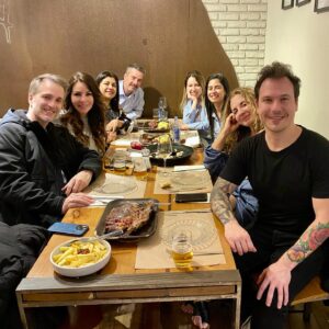 Albi De Abreu Instagram - ¡GRACIAS, A CORUÑA!

Ustedes siempre serán un buen plan. 

Hermosa función número 30 de #SinCuenta en esta Gira 2024. 

Gracias a la gente bonita que se acercó hasta el Teatro A Fundación, a quienes nos esperaron al final para la foto y el amapuche, a mi querida @uxiauxiacolor por estar, por siempre estar, a nuestros productores de la gira en España @progresieventos por hacernos todo tan fácil y a esta ciudad maravillosa que NO hizo honor a su fama y nos recibió y despidió con un sol y unas temperaturas dignas del Sur, aunque estuviésemos en el Norte. 

¡Gracias eternas! 

¡Seguimos!

Próximas paradas:

BARCELONA  30 de abril
PANAMÁ  28 y 29 de agosto

Y pronto les anuncio fechas en:

SANTIAGO
BUENOS AIRES
QUITO
LIMA
BOGOTÁ
MEDELLÍN
DOMINICANA
ESTADOS UNIDOS
… ¡Y VENEZUEEEEEELA!

Todas la entradas están a la venta en el link directo de mi bio. 👆🏼👆🏼👆🏼

#SinCuenta
Escrito por @indirapaezd 
Producido por @juancarlosmartint 
Dirigido por @albideabreu
👗 @yolimamoralesbridalart