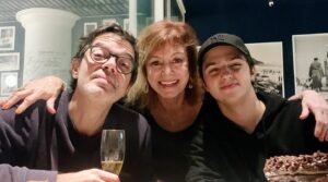 Alcione Mazzeo Instagram - E meu aniversário foi assim ❤️ lindamente comemorado c/ meus meninos!

#aniversario #aniversário #comemoração #comemoracao #familia #filho #netos #alcionemazzeo #gratidão #deus #freiluiz #vivaavida