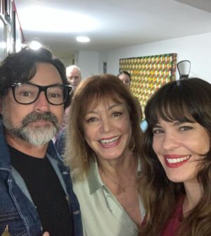 Alcione Mazzeo Instagram - Othon Bastos estreou ontem, magistralmente, seu 1° monólogo, aos 91 anos de vida e uma belíssima carreira. 🎭  Mais do q uma peça, “Não Me Entrego, Não!” é uma lição de vida, uma aula de teatro, uma inspiração a tds q trilham pela arte e se dedicam ao belo ofício de ator. 👏🏻👏🏻 Parabéns ao Flávio Marinho pelo texto emocionante e direção impecável, à @juliana_medella pela fantástica participação e a tds os envolvidos! ❤️ Não percam, amados, linda d !
📸 Obrigada pelas fotos, @granatocristina_ !

#estréia #teatro #nãomeentregonão #othonbastos #70anosdecarreira #emocionante #vivaoteatro #alcionemazzeo #vivaoteateobrasileiro #vivaaarte