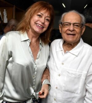 Alcione Mazzeo Instagram - Othon Bastos estreou ontem, magistralmente, seu 1° monólogo, aos 91 anos de vida e uma belíssima carreira. 🎭  Mais do q uma peça, “Não Me Entrego, Não!” é uma lição de vida, uma aula de teatro, uma inspiração a tds q trilham pela arte e se dedicam ao belo ofício de ator. 👏🏻👏🏻 Parabéns ao Flávio Marinho pelo texto emocionante e direção impecável, à @juliana_medella pela fantástica participação e a tds os envolvidos! ❤️ Não percam, amados, linda d !
📸 Obrigada pelas fotos, @granatocristina_ !

#estréia #teatro #nãomeentregonão #othonbastos #70anosdecarreira #emocionante #vivaoteatro #alcionemazzeo #vivaoteateobrasileiro #vivaaarte