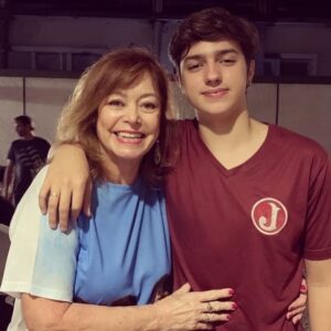 Alcione Mazzeo Instagram - Este meu neto lindo completa hj 19 anos ❤️ então meu #tbt são de alguns momentos c/ ele q me proporcionaram mtas alegrias. 🎂 Feliz aniversário @joaocastro.b !  Q vc realize td q deseja, c/ mta sabedoria e amor.

#aniversario #neto #parabéns #felizaniversario #19anos #vovóteama #alcionemazzeo #baúdaalcionemazzeo #tbt🔙