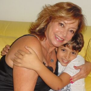 Alcione Mazzeo Instagram - Este meu neto lindo completa hj 19 anos ❤️ então meu #tbt são de alguns momentos c/ ele q me proporcionaram mtas alegrias. 🎂 Feliz aniversário @joaocastro.b !  Q vc realize td q deseja, c/ mta sabedoria e amor.

#aniversario #neto #parabéns #felizaniversario #19anos #vovóteama #alcionemazzeo #baúdaalcionemazzeo #tbt🔙