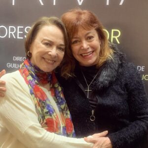 Alcione Mazzeo Instagram - Tanto tempo q não encontrava a Nívea Maria e hj tive o imenso prazer de assisti-la ao lado de outro grande ator, Rainer Cadete. 🎭 Espetáculo comovente q fala sobre amor, desejo, solidão, preconceito, superação, perdāo… 💗 Foi lindo ver o teatro lotado! 
E q bom q farāo nova temporada em SP! 👏🏻👏🏻👏🏻 Ah! Fui c/ minha amiga Norma e essa música linda é da peça. 

#teatro #ultimodia #norma #rio #teatrodasartes #niveamaria #rainercadete #alcionemazzeo #vivaoteatro