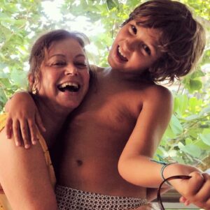 Alcione Mazzeo Instagram - Este meu neto lindo completa hj 19 anos ❤️ então meu #tbt são de alguns momentos c/ ele q me proporcionaram mtas alegrias. 🎂 Feliz aniversário @joaocastro.b !  Q vc realize td q deseja, c/ mta sabedoria e amor.

#aniversario #neto #parabéns #felizaniversario #19anos #vovóteama #alcionemazzeo #baúdaalcionemazzeo #tbt🔙