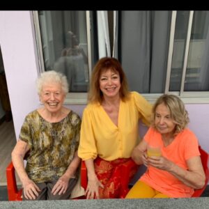 Alcione Mazzeo Instagram - 💛 
Tarde linda c/ as adoráveis Íris Bruzzi e Sônia Zagury. 

#pessoasqueridas #adoráveis #encantadoras #irisbruzzi #soniazagury #alcionemazzeo #atrizesbrasileiras #retirodosartistas