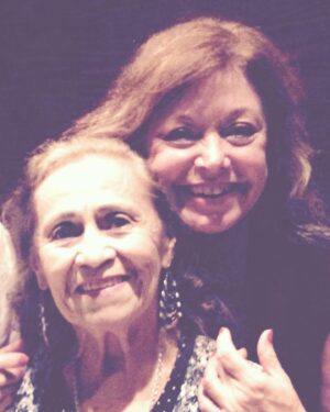 Alcione Mazzeo Instagram - Ilva Niño cumpriu belamente sua missão neste mundo e partiu hj p/ o plano espiritual. ✨ Atriz maravilhosa, q tanta alegria nos deu, mulher de fibra, íntegra, empreendedora, guerreira, solidária, merece nossos aplausos. ⭐️ Descanse em paz, amada, Mta Luz! 

#rip #ilvaniño #ilvanino #descanseempaz #domingosmontaigner #mariapompeu #alcionemazzeo #baúdaalcionemazzeo