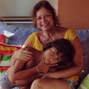 Alcione Mazzeo Instagram - Este meu neto lindo completa hj 19 anos ❤️ então meu #tbt são de alguns momentos c/ ele q me proporcionaram mtas alegrias. 🎂 Feliz aniversário @joaocastro.b !  Q vc realize td q deseja, c/ mta sabedoria e amor.

#aniversario #neto #parabéns #felizaniversario #19anos #vovóteama #alcionemazzeo #baúdaalcionemazzeo #tbt🔙