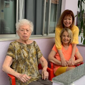Alcione Mazzeo Instagram - 💛 
Tarde linda c/ as adoráveis Íris Bruzzi e Sônia Zagury. 

#pessoasqueridas #adoráveis #encantadoras #irisbruzzi #soniazagury #alcionemazzeo #atrizesbrasileiras #retirodosartistas