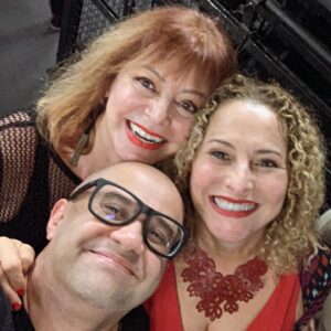 Alcione Mazzeo Instagram - Noite de mtas risadas, alegria e alto astral! ❤️ “Os melhores do mundo” , cada vez melhores, estreiam no Rio seu novo espetáculo.❣️Adriana Nunes, Welder Rodrigues, Adriano Siri, Jovane Nunes, Victor Leal, Ricardo Pipo são impagáveis, vcs não podem perder! 

#showdehumor #osmelhoresdomundo #29anos #telaplana #estréia #novoespetáculo #imperdível #alexandrenero #riréomelhorremédio #alcionemazzeo #belkutner