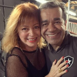 Alcione Mazzeo Instagram - Noite de mtas risadas, alegria e alto astral! ❤️ “Os melhores do mundo” , cada vez melhores, estreiam no Rio seu novo espetáculo.❣️Adriana Nunes, Welder Rodrigues, Adriano Siri, Jovane Nunes, Victor Leal, Ricardo Pipo são impagáveis, vcs não podem perder! 

#showdehumor #osmelhoresdomundo #29anos #telaplana #estréia #novoespetáculo #imperdível #alexandrenero #riréomelhorremédio #alcionemazzeo #belkutner