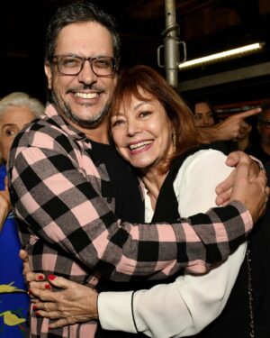 Alcione Mazzeo Instagram - Explosão de alegria e alto astral! ❤️ Estréia de “Gostava   dos pais”  no Rio, teve mto riso e momentos de pura emoção. 🎭  Corram p/ assistir! 
Só até 07 de julho. ❤️ Vcs vão amar!

Texto dos geniais @eualoisiodeabreu e @rosanaferrao1  q estão nas fotos 3 e 4. 📸  @granatocristina_ 

#estréia #gostavamaisdospais #riodejaneiro #teatrocasagrande #brunomazzeo #luciomaurofilho #comédia #comediabrasileira #alcionemazzeo #imperdível #vivaoteatro