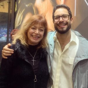 Alcione Mazzeo Instagram - Tanto tempo q não encontrava a Nívea Maria e hj tive o imenso prazer de assisti-la ao lado de outro grande ator, Rainer Cadete. 🎭 Espetáculo comovente q fala sobre amor, desejo, solidão, preconceito, superação, perdāo… 💗 Foi lindo ver o teatro lotado! 
E q bom q farāo nova temporada em SP! 👏🏻👏🏻👏🏻 Ah! Fui c/ minha amiga Norma e essa música linda é da peça. 

#teatro #ultimodia #norma #rio #teatrodasartes #niveamaria #rainercadete #alcionemazzeo #vivaoteatro