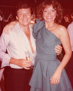Alcione Mazzeo Instagram - #tbt ❤️ A história da televisão brasileira.
Minha admiração e respeito por esses grandes profissionais: Boni, Walter Clark, Silvio Santos e Assis Chateaubriand,  q inaugurou, em 1951, a TV Tupi, primeira emissora de televisão do país.

#tvbrasileira #inauguração #1950 #televisaobrasileira #assischateaubriand #silviosantos #walterclark #boni #grandesprofissionais #alcionemazzeo #tbt🔙 #baúdaalcionemazzeo #vivaaarte