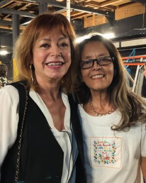 Alcione Mazzeo Instagram - Explosão de alegria e alto astral! ❤️ Estréia de “Gostava   dos pais”  no Rio, teve mto riso e momentos de pura emoção. 🎭  Corram p/ assistir! 
Só até 07 de julho. ❤️ Vcs vão amar!

Texto dos geniais @eualoisiodeabreu e @rosanaferrao1  q estão nas fotos 3 e 4. 📸  @granatocristina_ 

#estréia #gostavamaisdospais #riodejaneiro #teatrocasagrande #brunomazzeo #luciomaurofilho #comédia #comediabrasileira #alcionemazzeo #imperdível #vivaoteatro