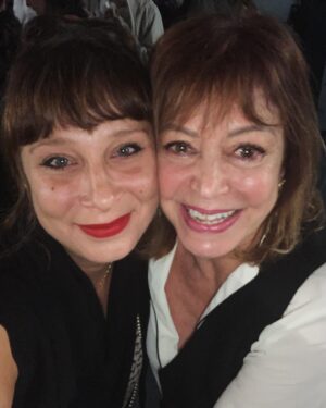 Alcione Mazzeo Instagram - Explosão de alegria e alto astral! ❤️ Estréia de “Gostava   dos pais”  no Rio, teve mto riso e momentos de pura emoção. 🎭  Corram p/ assistir! 
Só até 07 de julho. ❤️ Vcs vão amar!

Texto dos geniais @eualoisiodeabreu e @rosanaferrao1  q estão nas fotos 3 e 4. 📸  @granatocristina_ 

#estréia #gostavamaisdospais #riodejaneiro #teatrocasagrande #brunomazzeo #luciomaurofilho #comédia #comediabrasileira #alcionemazzeo #imperdível #vivaoteatro