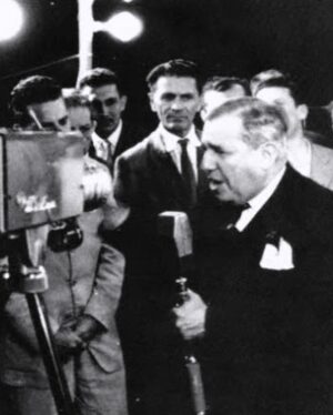 Alcione Mazzeo Instagram - #tbt ❤️ A história da televisão brasileira.
Minha admiração e respeito por esses grandes profissionais: Boni, Walter Clark, Silvio Santos e Assis Chateaubriand,  q inaugurou, em 1951, a TV Tupi, primeira emissora de televisão do país.

#tvbrasileira #inauguração #1950 #televisaobrasileira #assischateaubriand #silviosantos #walterclark #boni #grandesprofissionais #alcionemazzeo #tbt🔙 #baúdaalcionemazzeo #vivaaarte