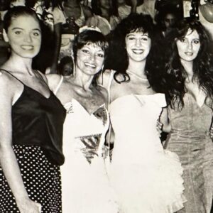 Alcione Mazzeo Instagram - #tbt ❤️ Olhem q foto fantástico q ganhei.
Dividi em 3 pra vcs poderem identificar as pessoas, mas no final ela está completa. Vcs querem bacalhau? 😂 😂Aquele abraço! 

1: Vanessa Oliveira, eu, Cláudia Raia, Márcia Gabrielle.
2: Marcella Polo, Chacrinha, Teresa Sodré, Elke Maravilha.
3: Adriana Salituro, Monique Evans, Simone Carvalho.

#chacrinha  #chacrinhavelhoguerreiro #discotecadochacrinha #velhoguerreiro #abelardobarbosa #vocesquerembacalhau #alcionemazzeo #claudiaraia #moniqueevans #elkemaravilha #adrianasalituro #simonecarvalho #decada80 #tbt🔙 #baúdaalcionemazzeo