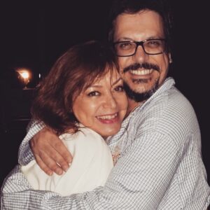 Alcione Mazzeo Instagram - Aniversário hj deste meu querido irmão de signo e filho de coração. ❤️ Lucinho é uma paixão de pessoa, sempre carinhoso, atencioso, alto astral - como não amá-lo? Como não desejar q em seu novo ciclo realize td q deseja, sempre c/ mta saúde e sabedoria? 🎂 Parabéns, amado! 💋💋 Mtos beijos.

#aniversario #felizaniversário🎂 #parabéns #alcionemazzeo #felicidadesempre #luciomaurofilho #baúdaalcionemazzeo