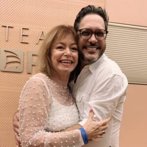 Alcione Mazzeo Instagram - Aniversário hj deste meu querido irmão de signo e filho de coração. ❤️ Lucinho é uma paixão de pessoa, sempre carinhoso, atencioso, alto astral - como não amá-lo? Como não desejar q em seu novo ciclo realize td q deseja, sempre c/ mta saúde e sabedoria? 🎂 Parabéns, amado! 💋💋 Mtos beijos.

#aniversario #felizaniversário🎂 #parabéns #alcionemazzeo #felicidadesempre #luciomaurofilho #baúdaalcionemazzeo