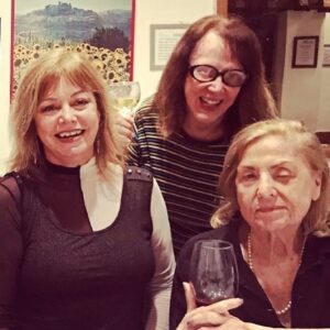 Alcione Mazzeo Instagram - Uma atriz inteligente, culta, c/ humor sagaz, tiradas divertidas e gargalhada fantástica. ⭐️ Assim era a Jacqueline Laurence q partiu hj p/ os palcos da espiritualidade. ✨ Mta Luz e paz!

#rip #jacquelinelaurence #descanseempaz #muitaluz #alcionemazzeo #veraholtz #thaisportinho #baúdaalcionemazzeo