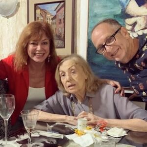 Alcione Mazzeo Instagram - Uma atriz inteligente, culta, c/ humor sagaz, tiradas divertidas e gargalhada fantástica. ⭐️ Assim era a Jacqueline Laurence q partiu hj p/ os palcos da espiritualidade. ✨ Mta Luz e paz!

#rip #jacquelinelaurence #descanseempaz #muitaluz #alcionemazzeo #veraholtz #thaisportinho #baúdaalcionemazzeo