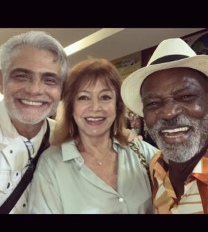 Alcione Mazzeo Instagram - Othon Bastos estreou ontem, magistralmente, seu 1° monólogo, aos 91 anos de vida e uma belíssima carreira. 🎭  Mais do q uma peça, “Não Me Entrego, Não!” é uma lição de vida, uma aula de teatro, uma inspiração a tds q trilham pela arte e se dedicam ao belo ofício de ator. 👏🏻👏🏻 Parabéns ao Flávio Marinho pelo texto emocionante e direção impecável, à @juliana_medella pela fantástica participação e a tds os envolvidos! ❤️ Não percam, amados, linda d !
📸 Obrigada pelas fotos, @granatocristina_ !

#estréia #teatro #nãomeentregonão #othonbastos #70anosdecarreira #emocionante #vivaoteatro #alcionemazzeo #vivaoteateobrasileiro #vivaaarte