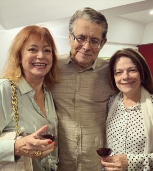 Alcione Mazzeo Instagram - Othon Bastos estreou ontem, magistralmente, seu 1° monólogo, aos 91 anos de vida e uma belíssima carreira. 🎭  Mais do q uma peça, “Não Me Entrego, Não!” é uma lição de vida, uma aula de teatro, uma inspiração a tds q trilham pela arte e se dedicam ao belo ofício de ator. 👏🏻👏🏻 Parabéns ao Flávio Marinho pelo texto emocionante e direção impecável, à @juliana_medella pela fantástica participação e a tds os envolvidos! ❤️ Não percam, amados, linda d !
📸 Obrigada pelas fotos, @granatocristina_ !

#estréia #teatro #nãomeentregonão #othonbastos #70anosdecarreira #emocionante #vivaoteatro #alcionemazzeo #vivaoteateobrasileiro #vivaaarte