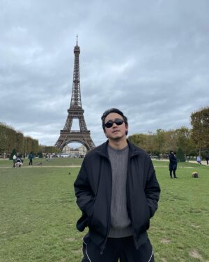 Aldiyar Zhaparkhanov Instagram - Приключения дяди Серика по Европе.

Дядя Серик был сильно удивлен загнивающему Западу, разъезжая по их трассам и кушая в их ресторанах. Ведь по телеку говорили что у них все плохо.

Дядя Серик был сильно ошарашен улицей Красных фонарей, ведь там должны были быть проститутки, но оказались модели.

Ему было невозможно тошно от запаха марихуаны вокруг, но еще больше его бесило что преступности практически нет. Как так?

Он видел геев и лесбиянок и через пару недель он начал относится к этому нормально. И это тоже сильно пугало дядю Серика.

Дядя Серик осознал что нет ничего роднее чем Казахстан, но некоторые аспекты Европы все же стоит и у нас практиковать.

Ин ша Аллах, дядя Серик посетит Америку и скажет че там как.