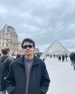 Aldiyar Zhaparkhanov Instagram - Приключения дяди Серика по Европе.

Дядя Серик был сильно удивлен загнивающему Западу, разъезжая по их трассам и кушая в их ресторанах. Ведь по телеку говорили что у них все плохо.

Дядя Серик был сильно ошарашен улицей Красных фонарей, ведь там должны были быть проститутки, но оказались модели.

Ему было невозможно тошно от запаха марихуаны вокруг, но еще больше его бесило что преступности практически нет. Как так?

Он видел геев и лесбиянок и через пару недель он начал относится к этому нормально. И это тоже сильно пугало дядю Серика.

Дядя Серик осознал что нет ничего роднее чем Казахстан, но некоторые аспекты Европы все же стоит и у нас практиковать.

Ин ша Аллах, дядя Серик посетит Америку и скажет че там как.