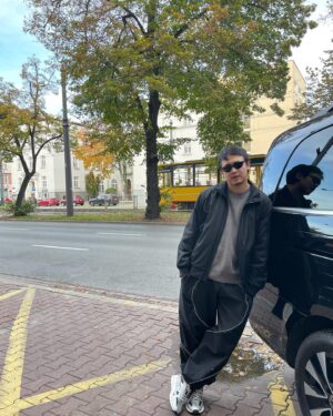 Aldiyar Zhaparkhanov Instagram - Приключения дяди Серика по Европе.

Дядя Серик был сильно удивлен загнивающему Западу, разъезжая по их трассам и кушая в их ресторанах. Ведь по телеку говорили что у них все плохо.

Дядя Серик был сильно ошарашен улицей Красных фонарей, ведь там должны были быть проститутки, но оказались модели.

Ему было невозможно тошно от запаха марихуаны вокруг, но еще больше его бесило что преступности практически нет. Как так?

Он видел геев и лесбиянок и через пару недель он начал относится к этому нормально. И это тоже сильно пугало дядю Серика.

Дядя Серик осознал что нет ничего роднее чем Казахстан, но некоторые аспекты Европы все же стоит и у нас практиковать.

Ин ша Аллах, дядя Серик посетит Америку и скажет че там как.