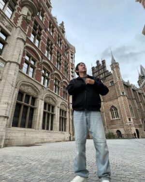Aldiyar Zhaparkhanov Instagram - Приключения дяди Серика по Европе.

Дядя Серик был сильно удивлен загнивающему Западу, разъезжая по их трассам и кушая в их ресторанах. Ведь по телеку говорили что у них все плохо.

Дядя Серик был сильно ошарашен улицей Красных фонарей, ведь там должны были быть проститутки, но оказались модели.

Ему было невозможно тошно от запаха марихуаны вокруг, но еще больше его бесило что преступности практически нет. Как так?

Он видел геев и лесбиянок и через пару недель он начал относится к этому нормально. И это тоже сильно пугало дядю Серика.

Дядя Серик осознал что нет ничего роднее чем Казахстан, но некоторые аспекты Европы все же стоит и у нас практиковать.

Ин ша Аллах, дядя Серик посетит Америку и скажет че там как.