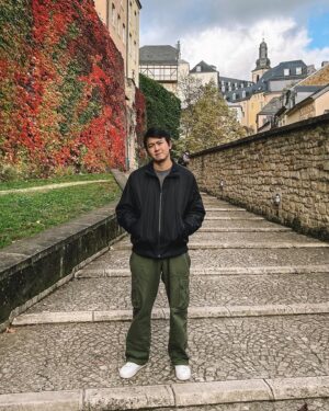 Aldiyar Zhaparkhanov Instagram - Приключения дяди Серика по Европе.

Дядя Серик был сильно удивлен загнивающему Западу, разъезжая по их трассам и кушая в их ресторанах. Ведь по телеку говорили что у них все плохо.

Дядя Серик был сильно ошарашен улицей Красных фонарей, ведь там должны были быть проститутки, но оказались модели.

Ему было невозможно тошно от запаха марихуаны вокруг, но еще больше его бесило что преступности практически нет. Как так?

Он видел геев и лесбиянок и через пару недель он начал относится к этому нормально. И это тоже сильно пугало дядю Серика.

Дядя Серик осознал что нет ничего роднее чем Казахстан, но некоторые аспекты Европы все же стоит и у нас практиковать.

Ин ша Аллах, дядя Серик посетит Америку и скажет че там как.
