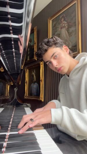 Alec Golinger Instagram - Mr Miller 🎹 
*
*
*
#piano #music #sounds #escape #beautiful #peace #peacful #song #musician #blue #fun #vibes